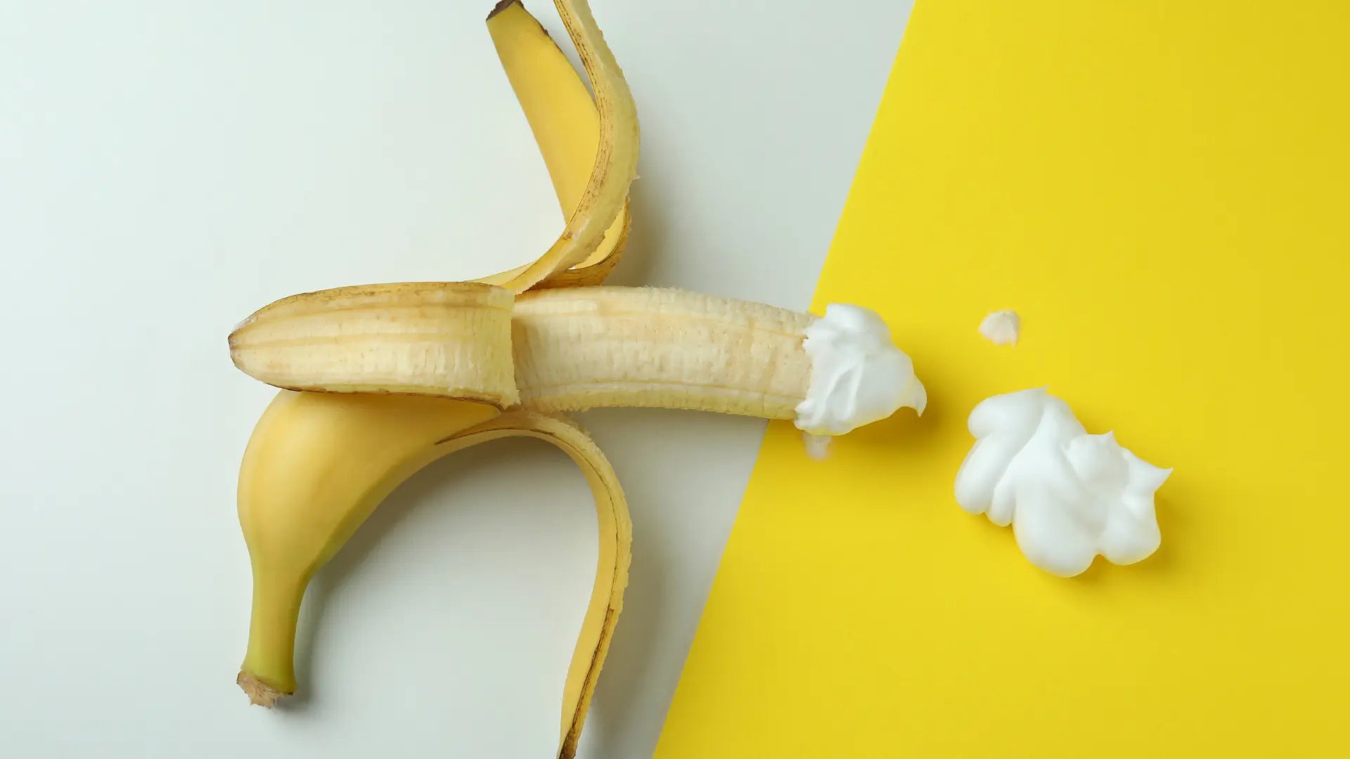Illustration métaphorique de la stimulation du frein du pénis avec une banane et de la crème.