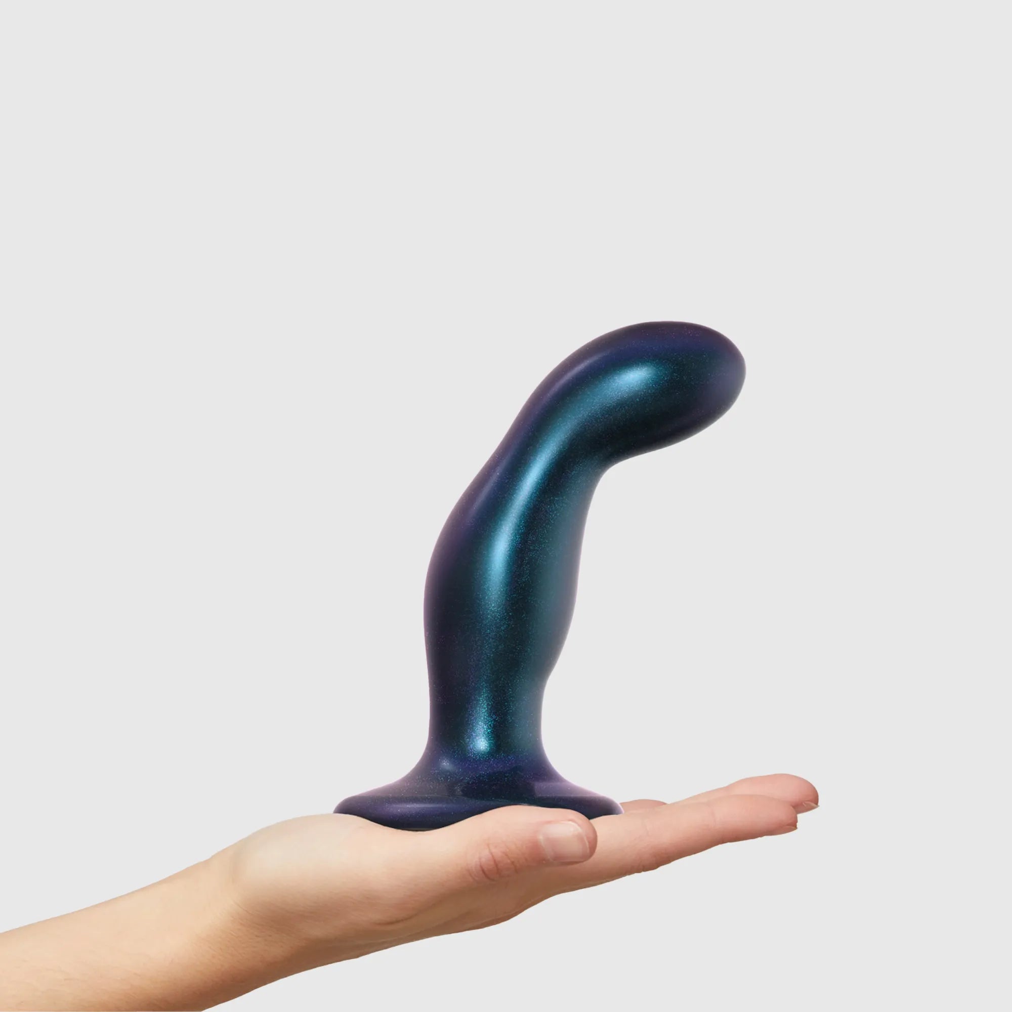 Dildo Plug Flexible Snaky tenu dans une main, illustrant sa taille compacte