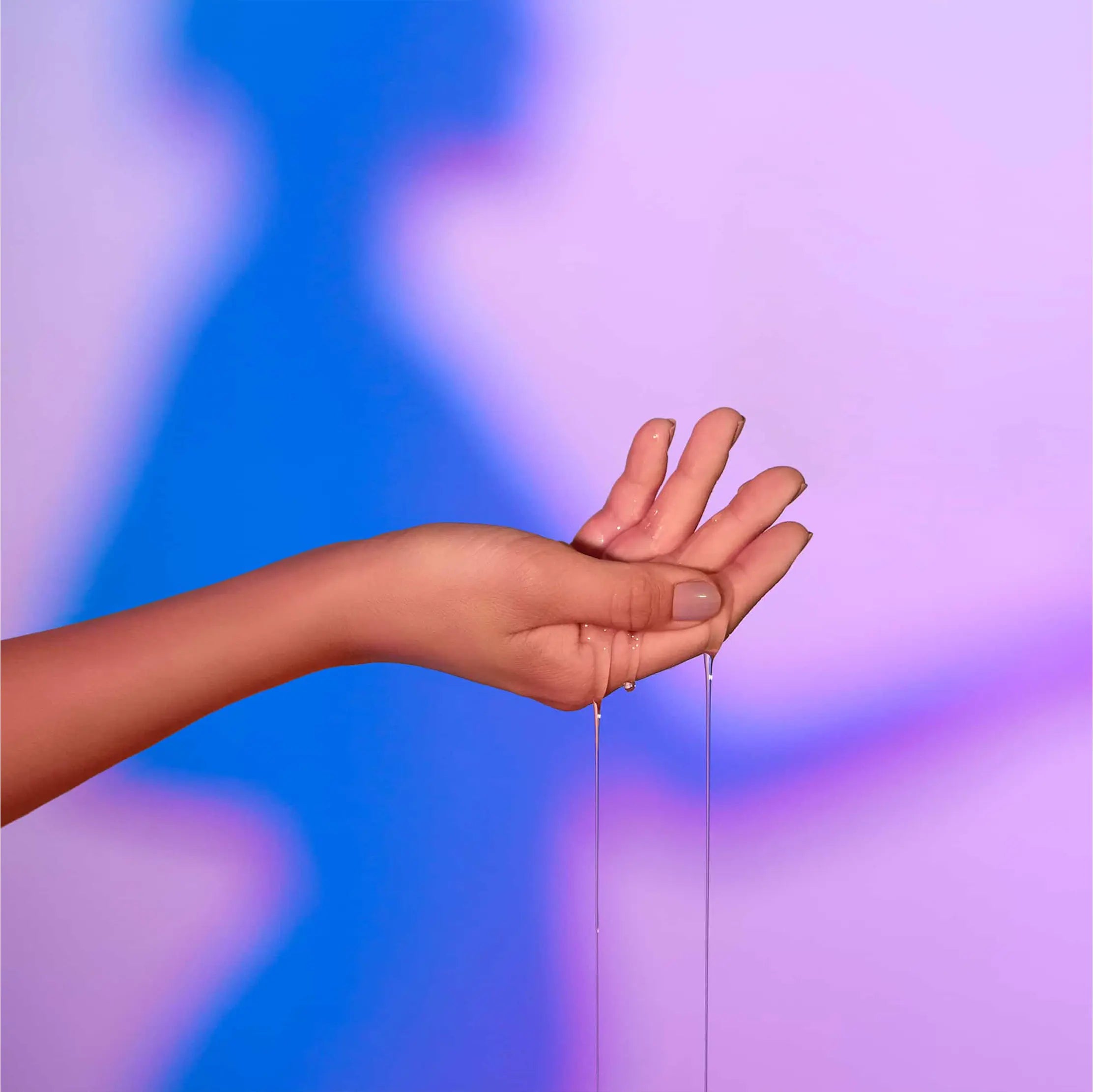 Huile de massage Love Me Tender coulant délicatement sur une main