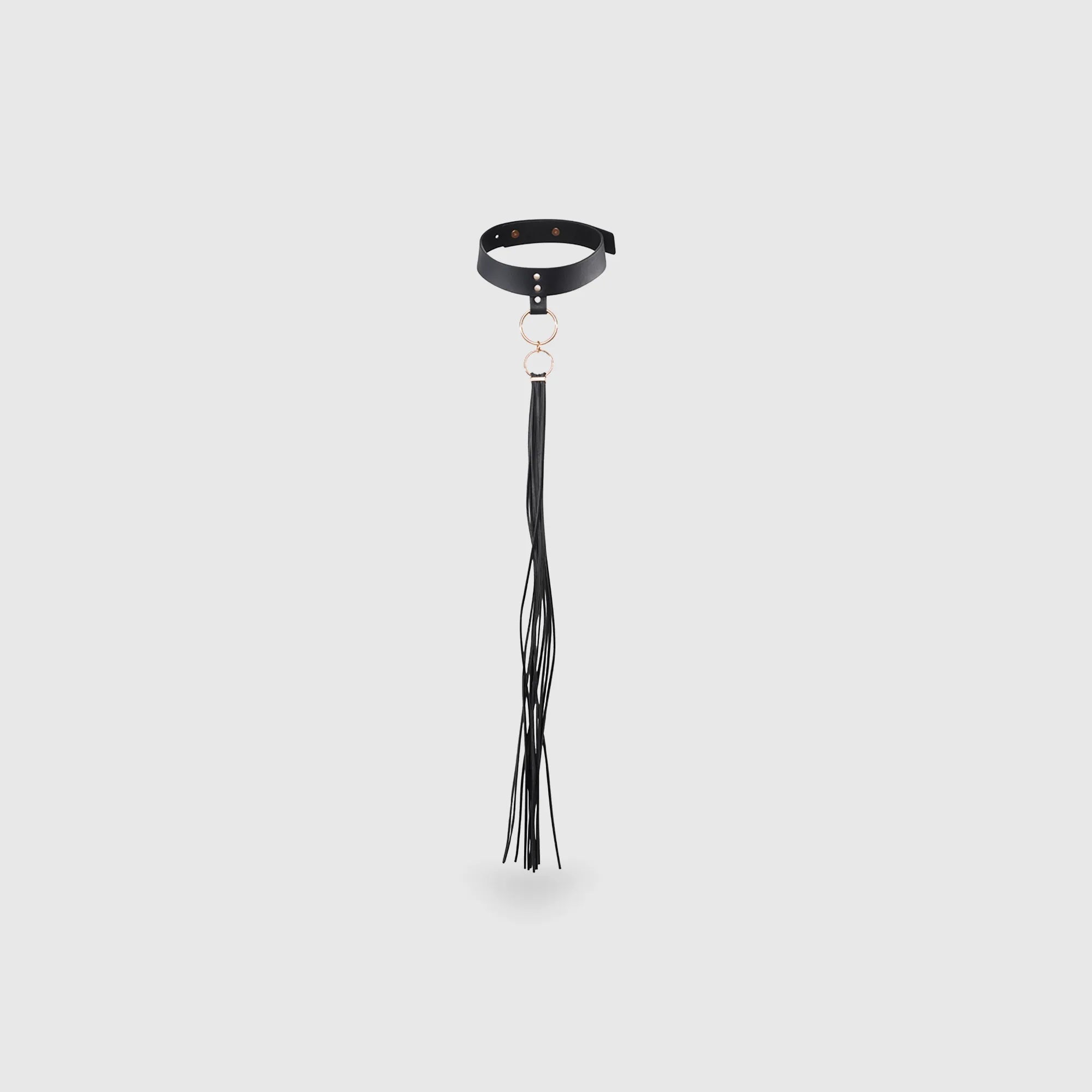 Collier fouet MAZE en simili cuir noir avec franges pour jeux de domination.