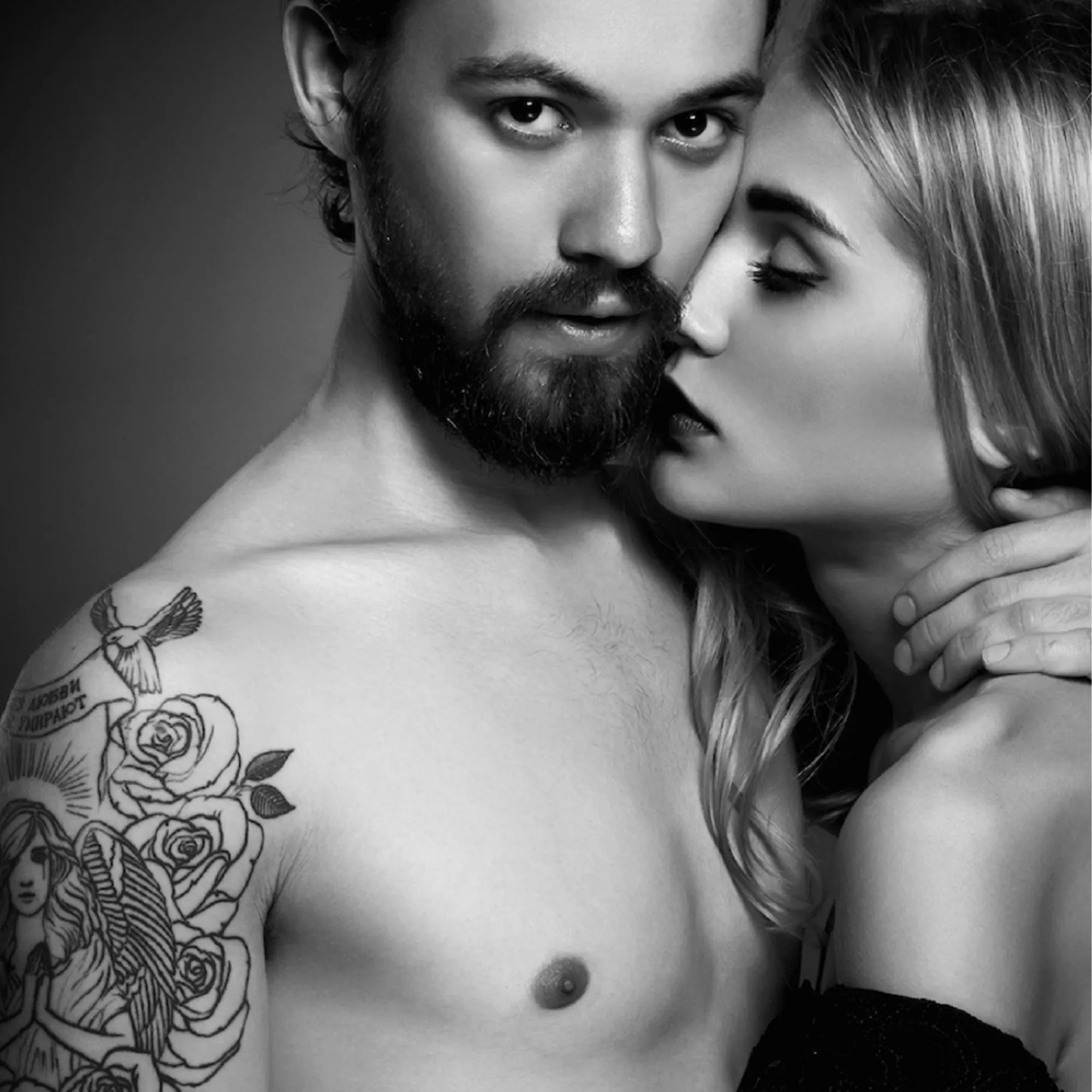 Couple sensuel en noir et blanc dans un moment de séduction et de complicité
