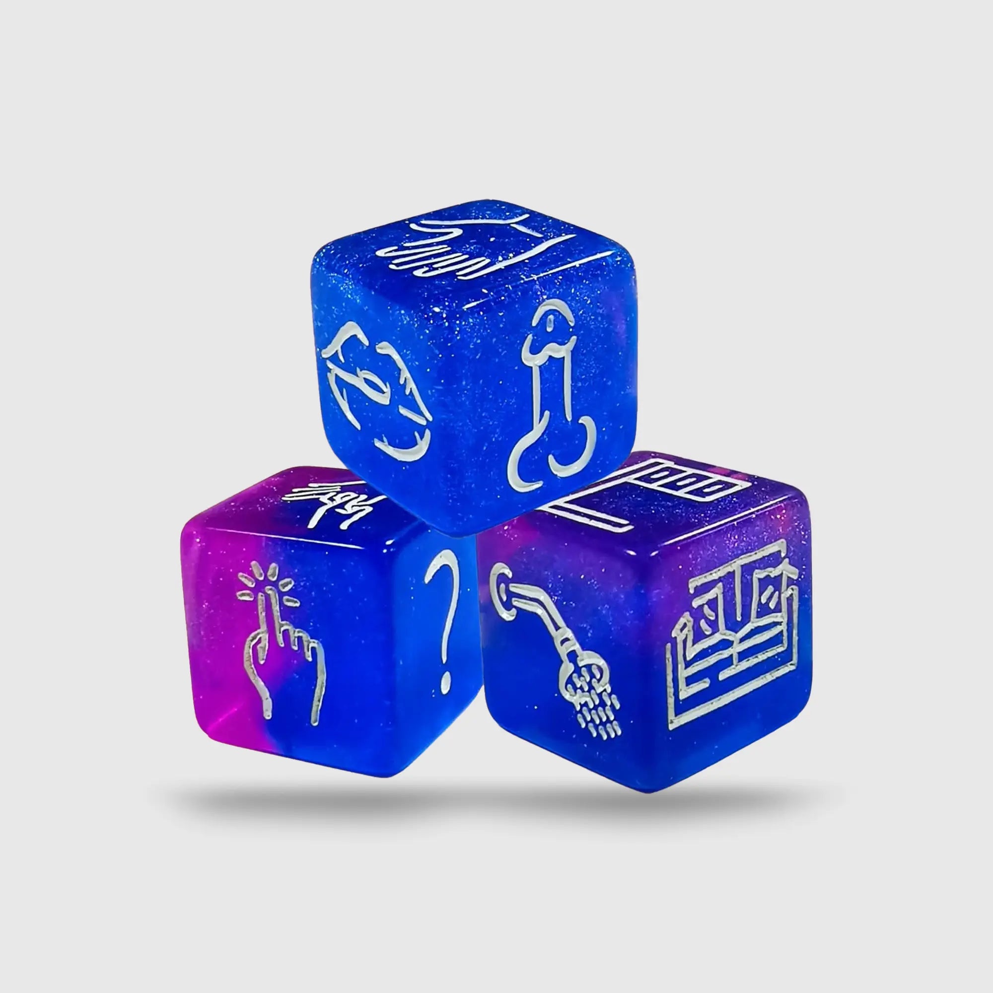 Trois dés érotiques pour couple empilés, en dégradé bleu-violet avec icônes suggestives