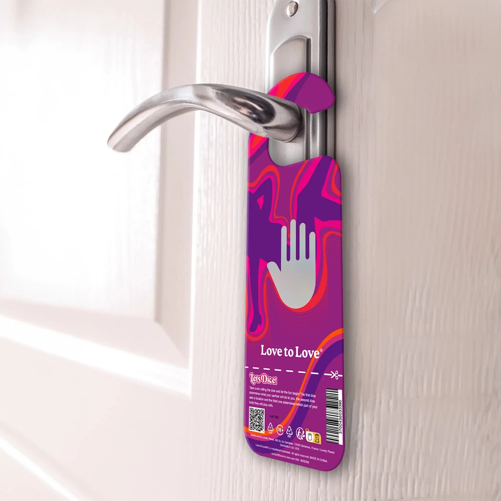 Door hanger Love to Love accroché à une porte, accompagnant les dés érotiques pour couple