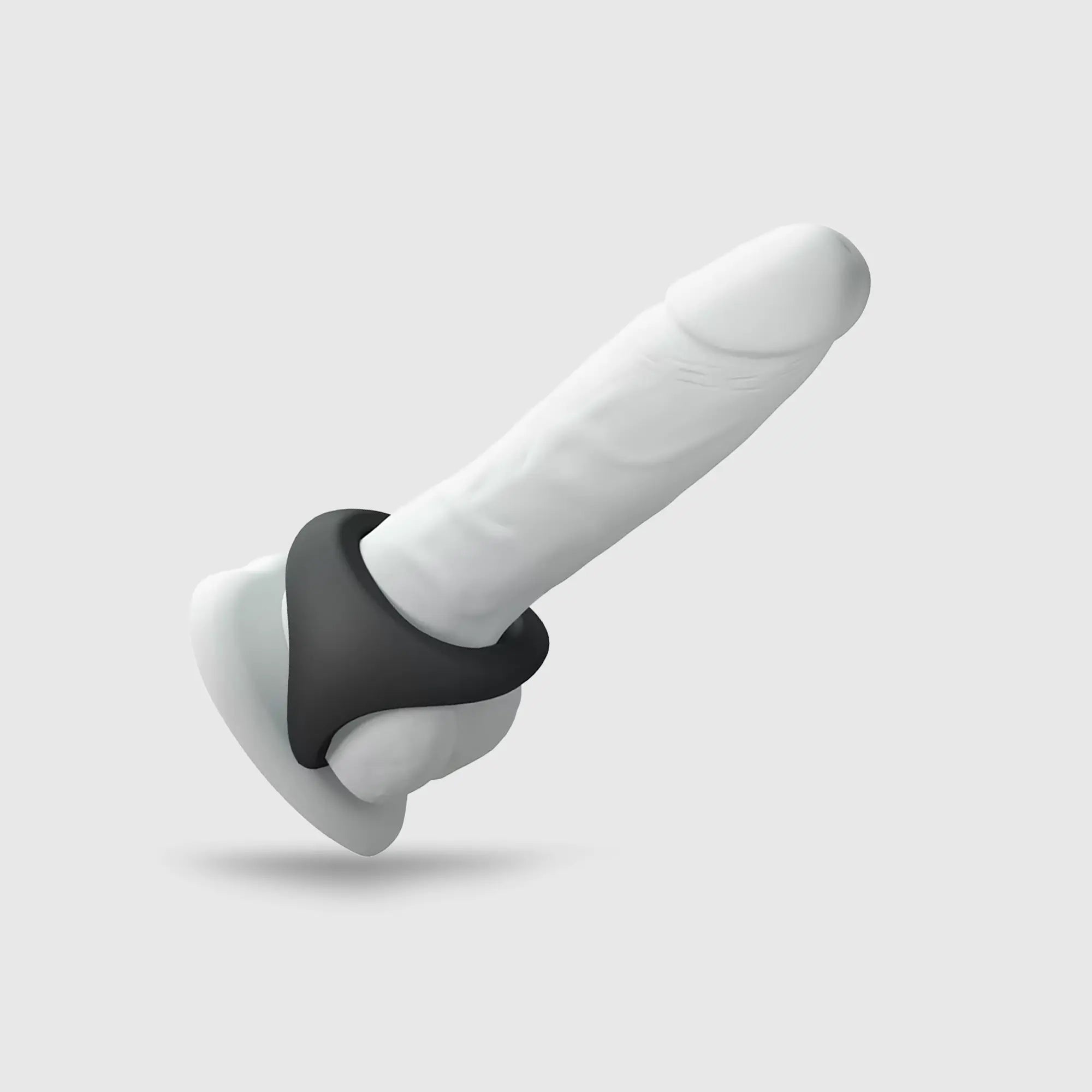 Double anneau pénien FLUX RING en place sur un sextoy, démontrant son usage pour renforcer l’érection