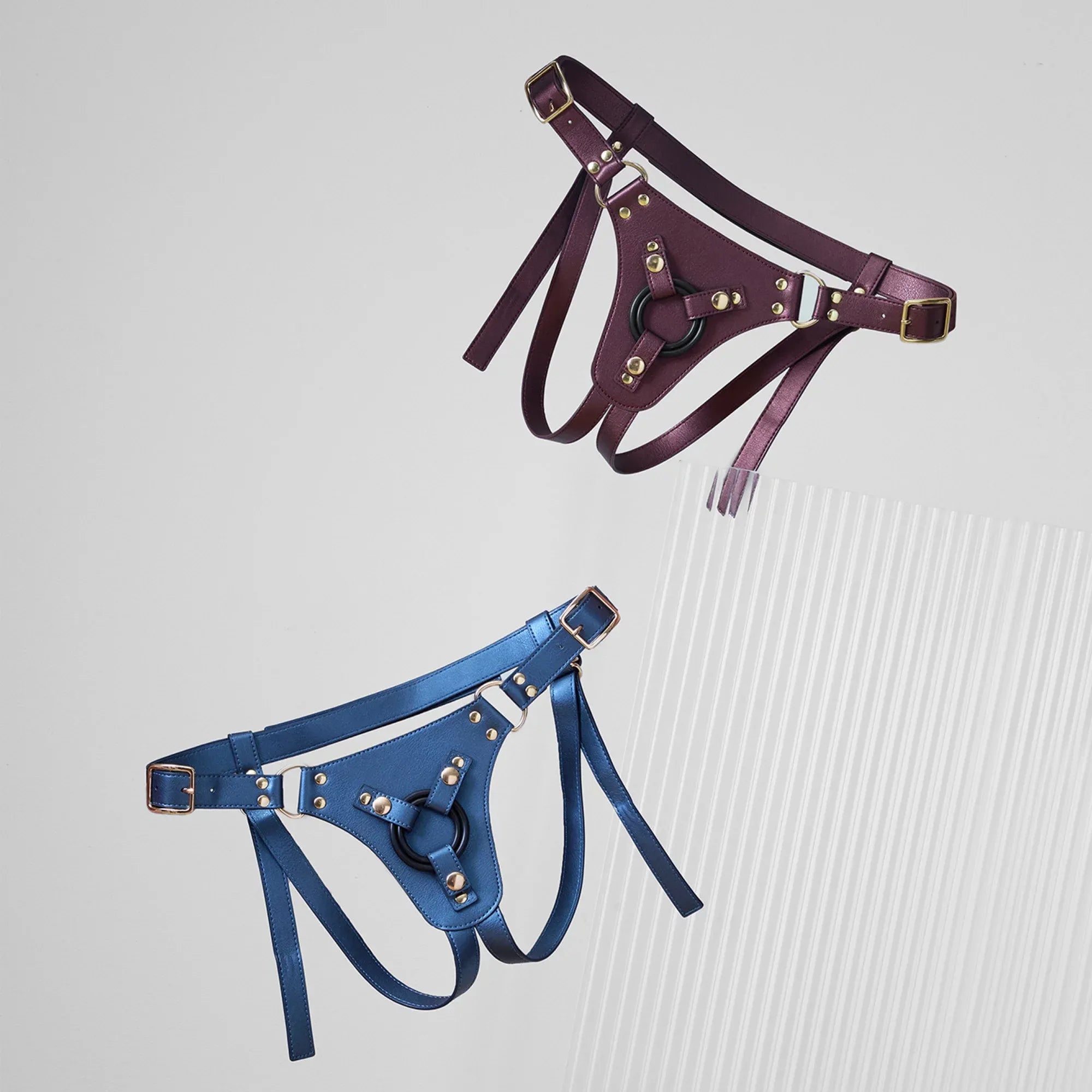 arnais en simili cuir Strap-On-Me en bleu métallique et aubergine métallique