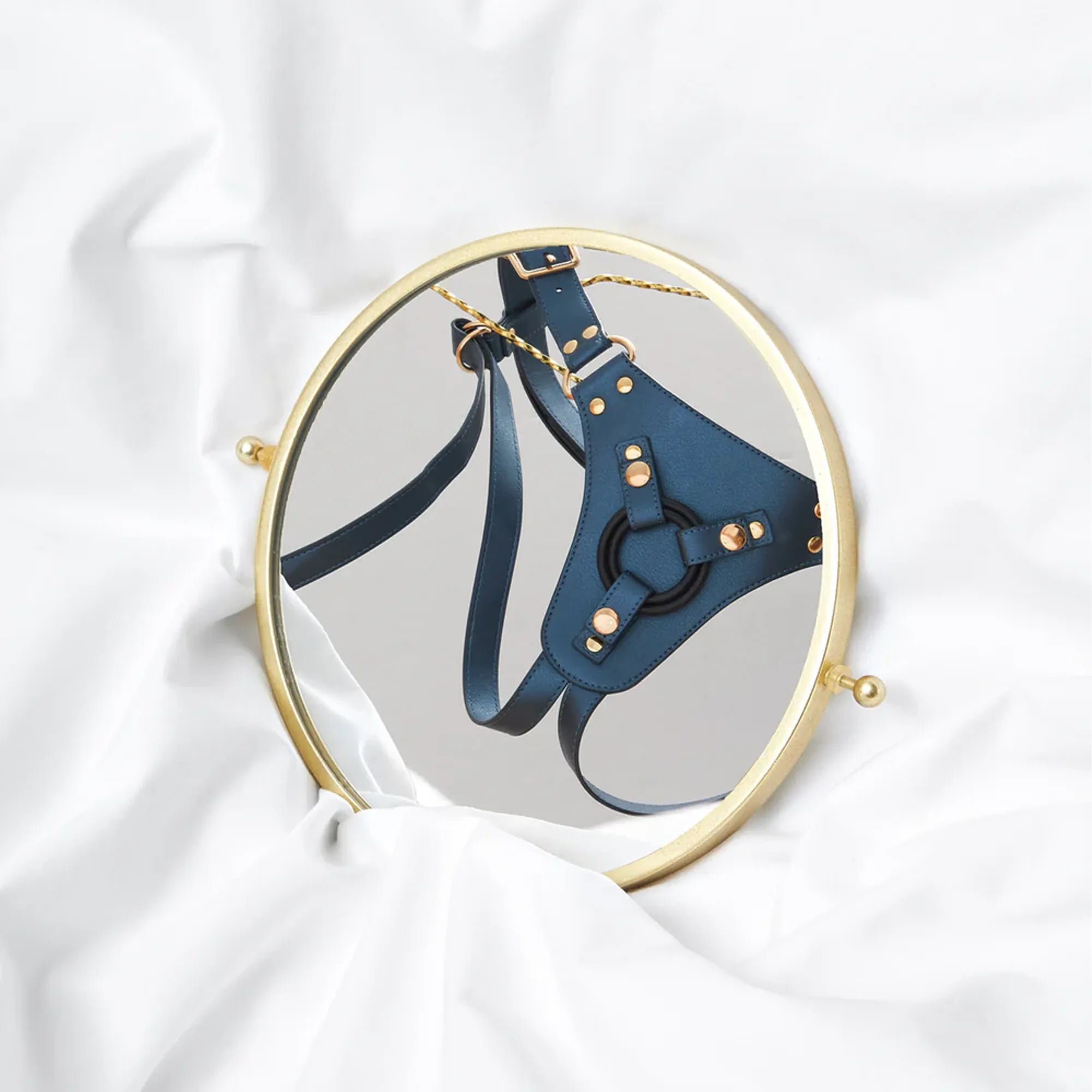 Harnais en simili cuir Strap-On-Me bleu métallique reflété dans un miroir doré