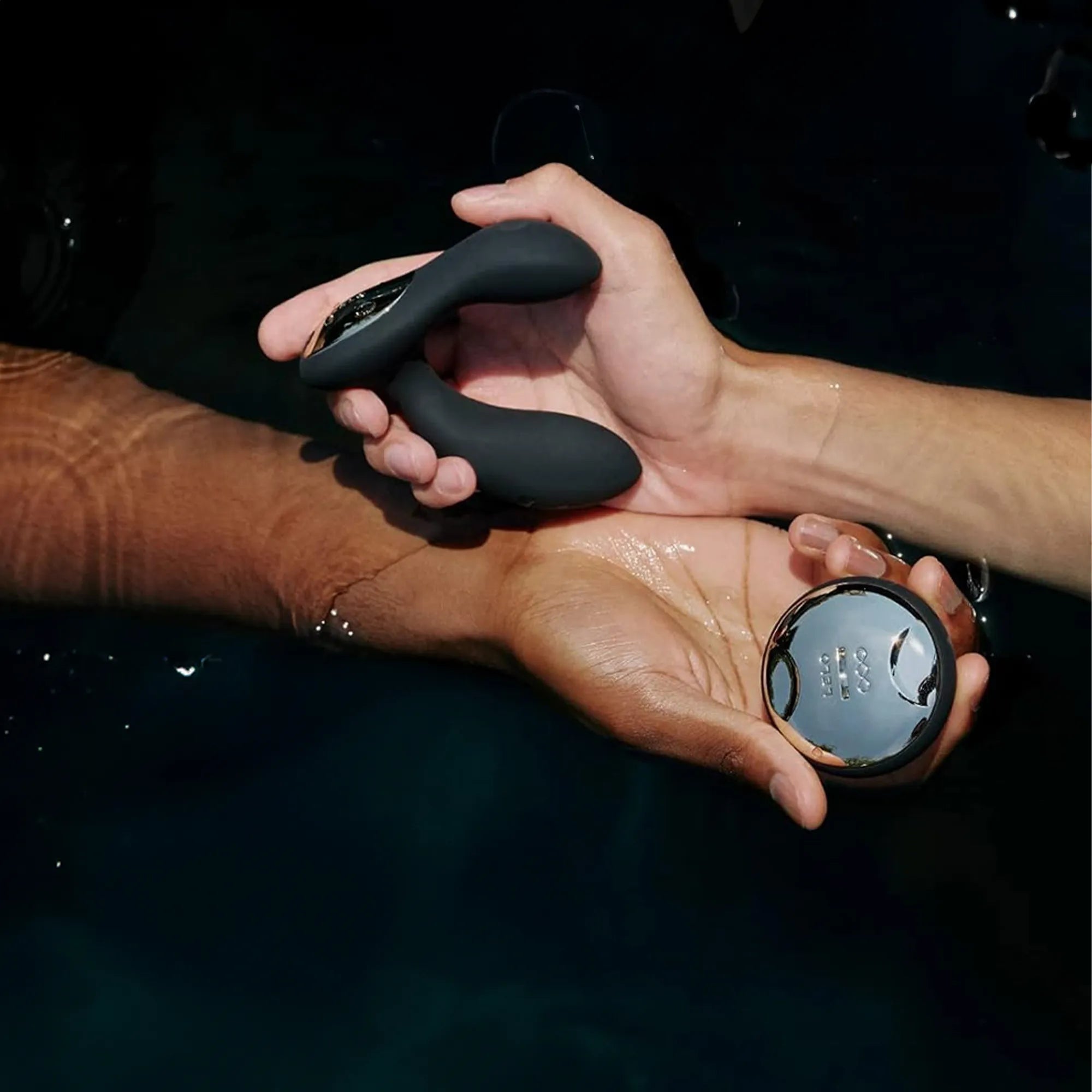 Masseur prostatique HUGO™ 2 REMOTE tenu dans la main, illustrant son ergonomie et sa forme incurvée