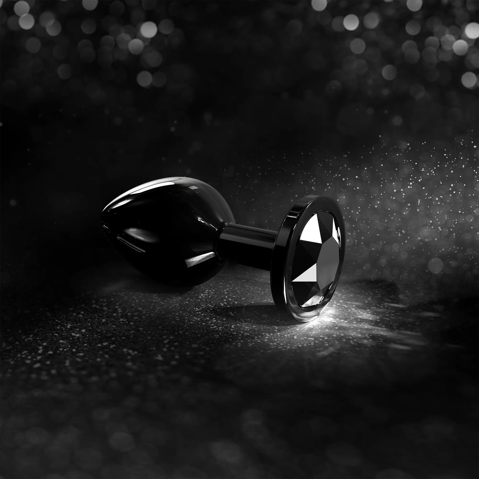 Diamond Plug Black posé en ambiance sombre, révélant l’éclat de sa base en forme de diamant