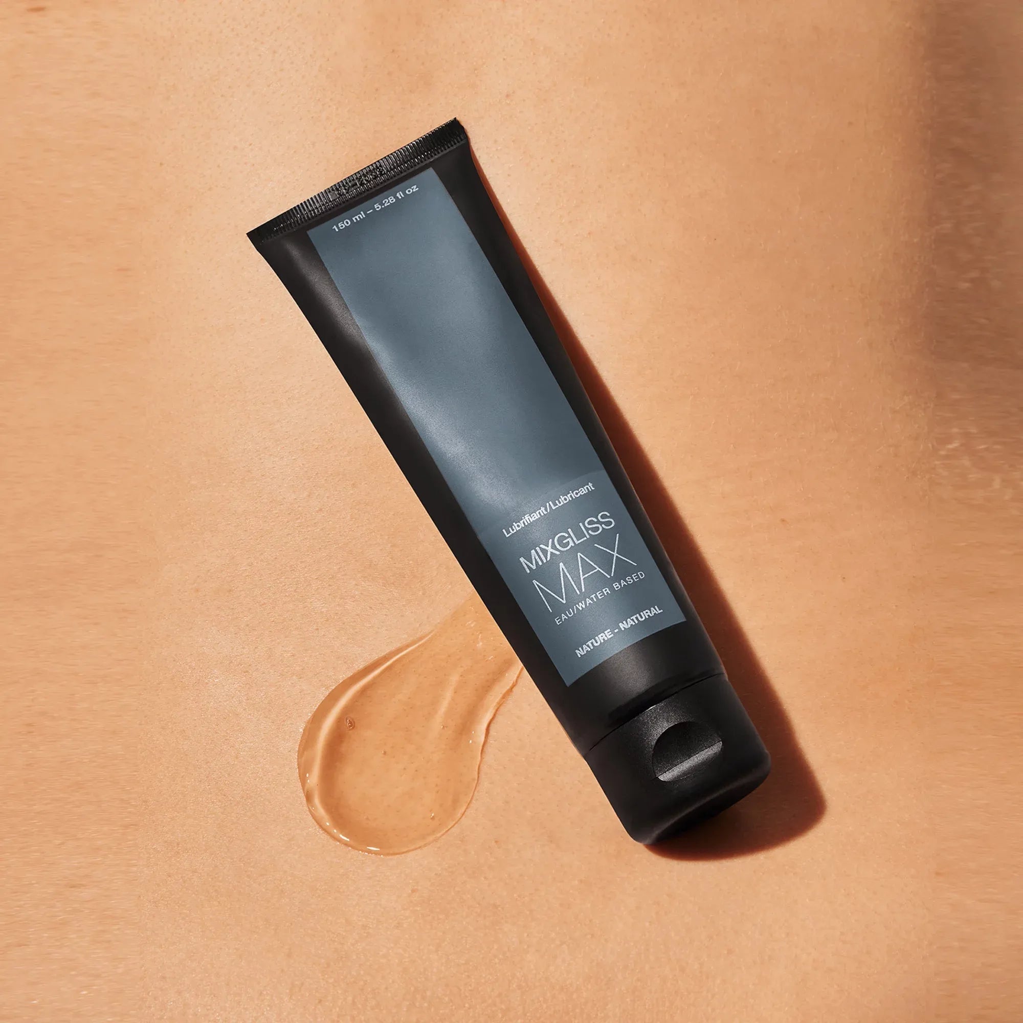 Application du lubrifiant Mixgliss Max sur peau nue, avec texture visible