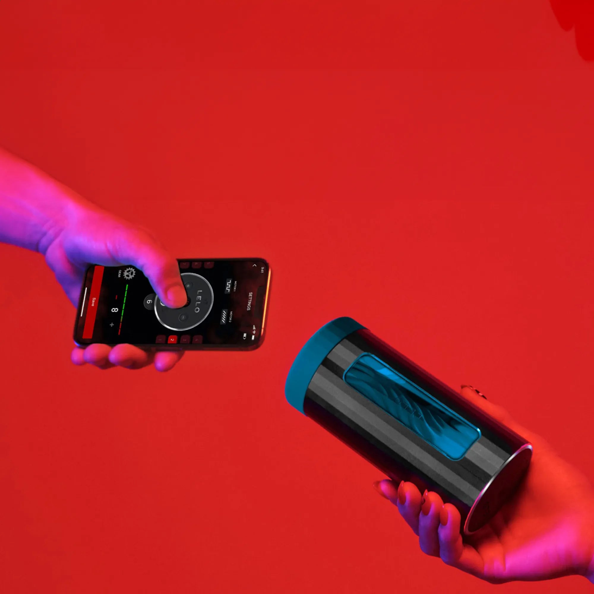 Masturbateur connecté F1S V3 contrôlé via une application mobile sur fond rouge