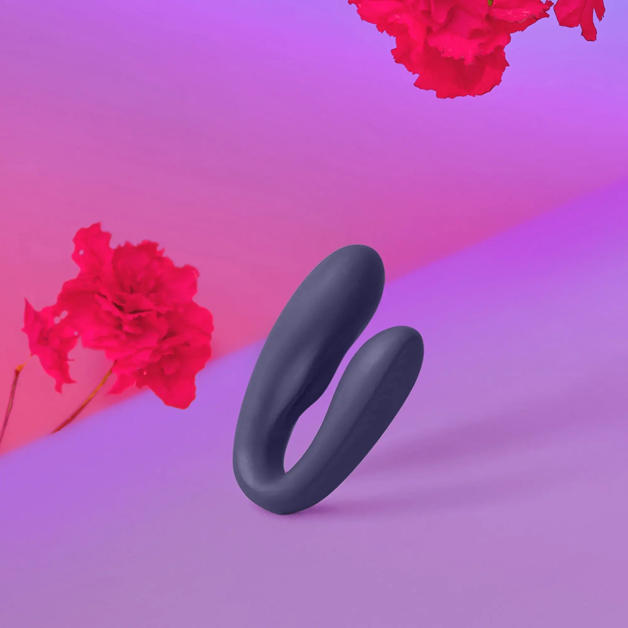Stimulateur MATCH UP violet, mis en scène sur un fond dégradé rose, mettant en avant son cou flexible