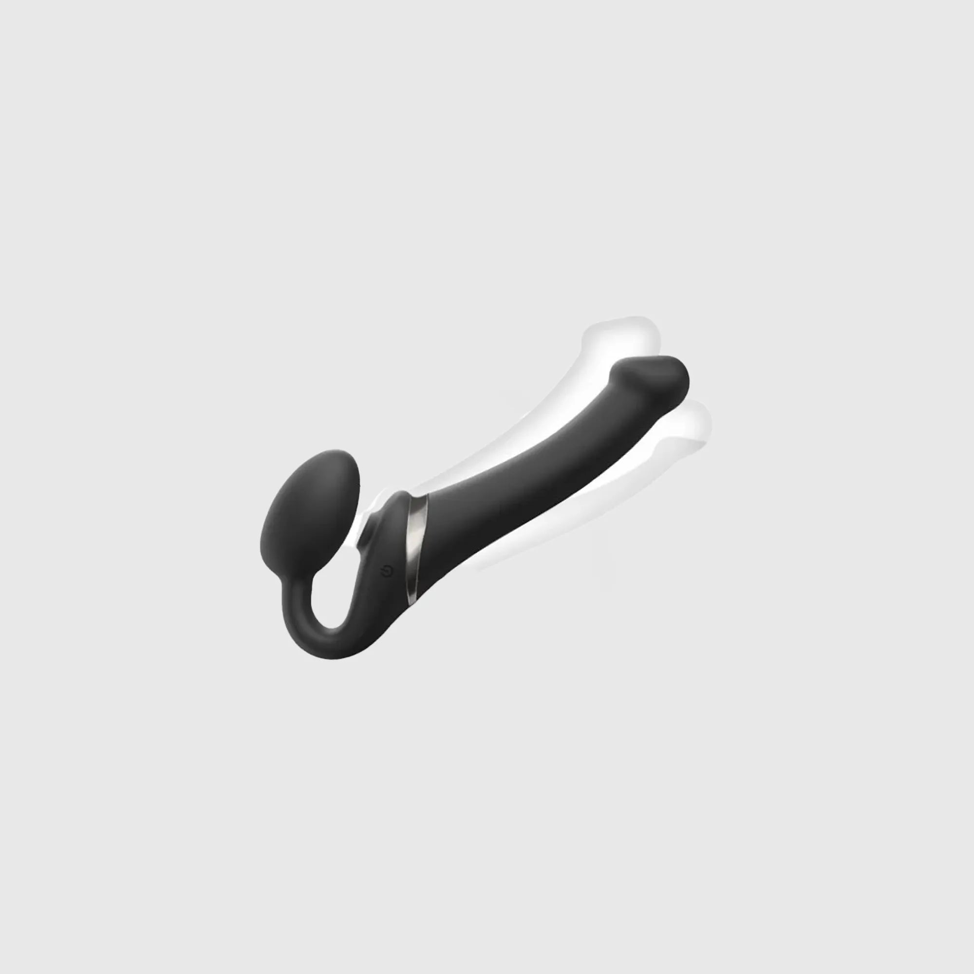 Profil du strap-on connecté Multi Orgasm en noir, mettant en avant ses deux extrémités stimulantes