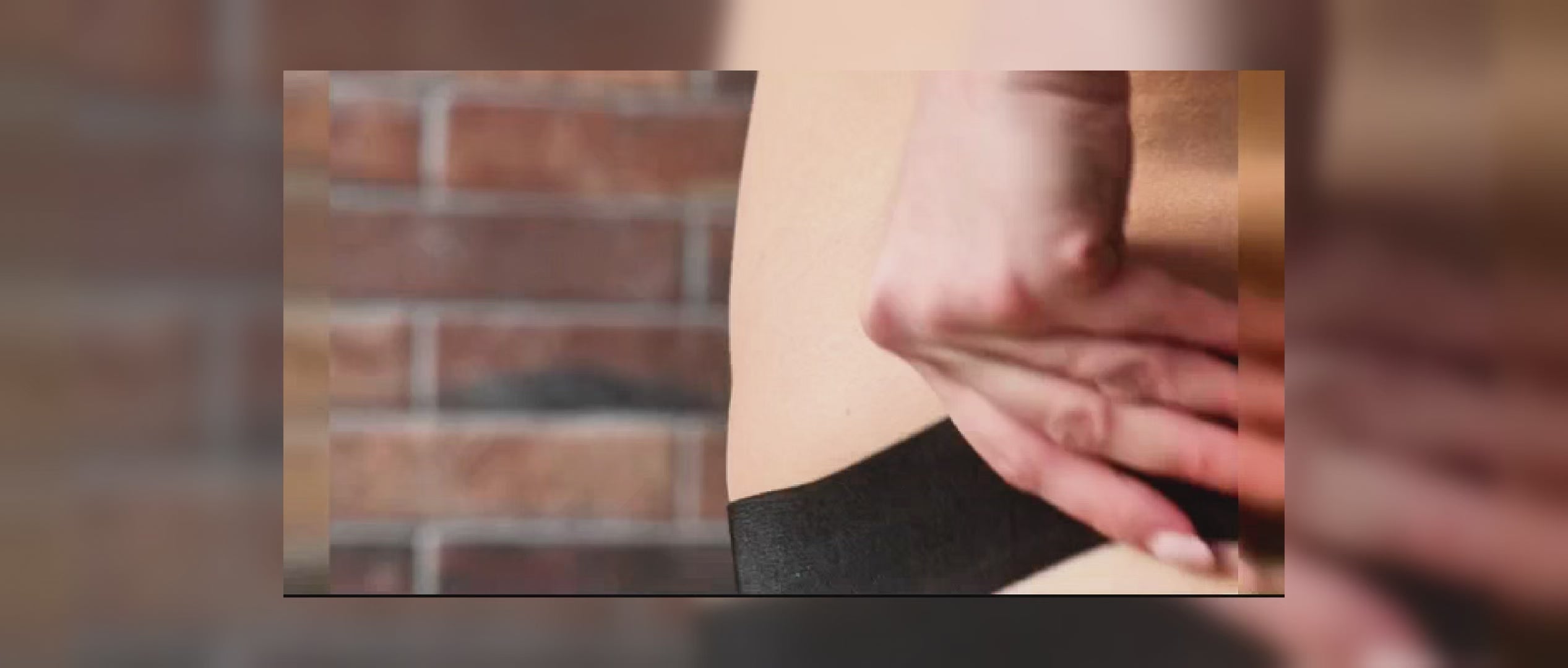 Load video: Vidéo du dildo vibrant rose fixé sur un harnais porté par une femme en lingerie