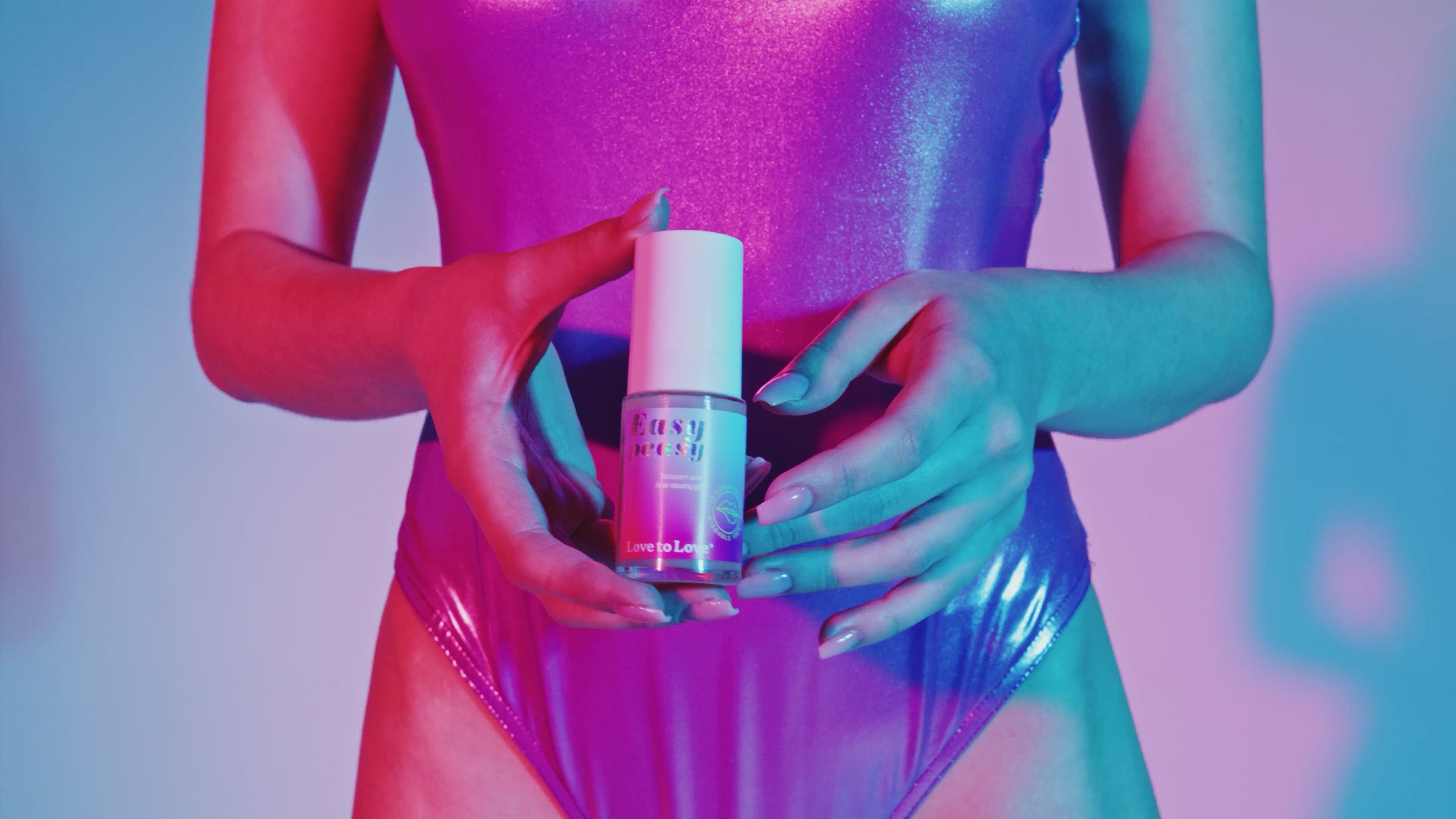 Load video: Vidéo présentant le gel relaxant anal EASY PEASY et son effet décontractant.