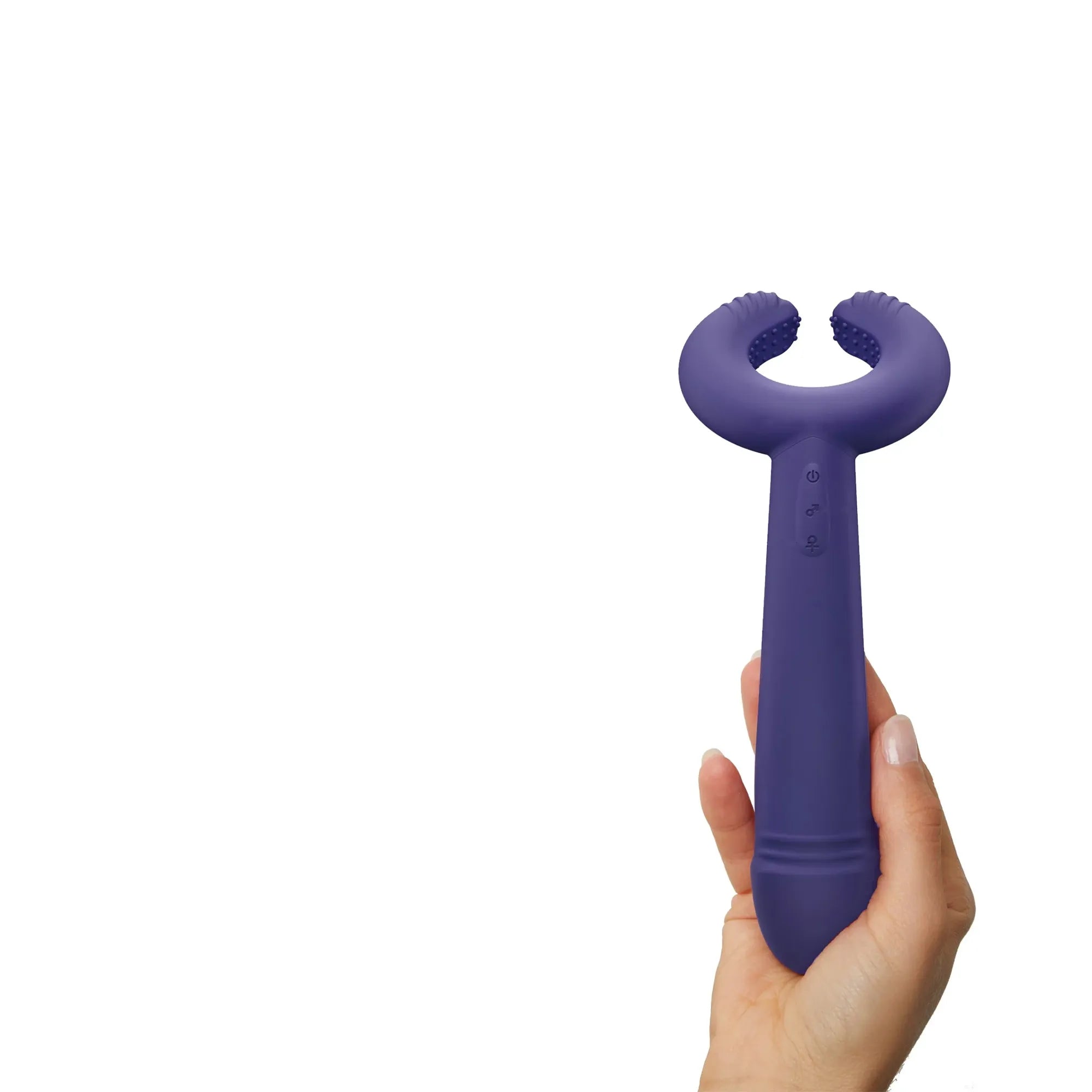 Stimulateur Please Me Midnight Indigo tenu en main, illustrant son ergonomie et sa facilité d'utilisation.