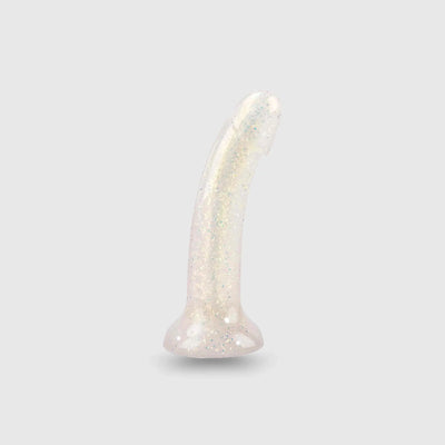 Dildo design incurvé translucide avec paillettes, idéal pour la stimulation du point G ou l’utilisation avec harnais.