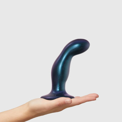 Dildo Plug Flexible Snaky tenu dans une main, illustrant sa taille compacte