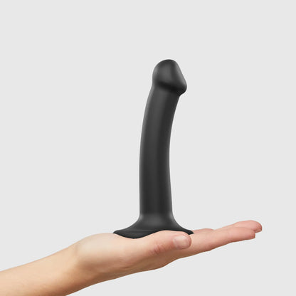 Gode en silicone double densité, illustrant sa taille et sa flexibilité.