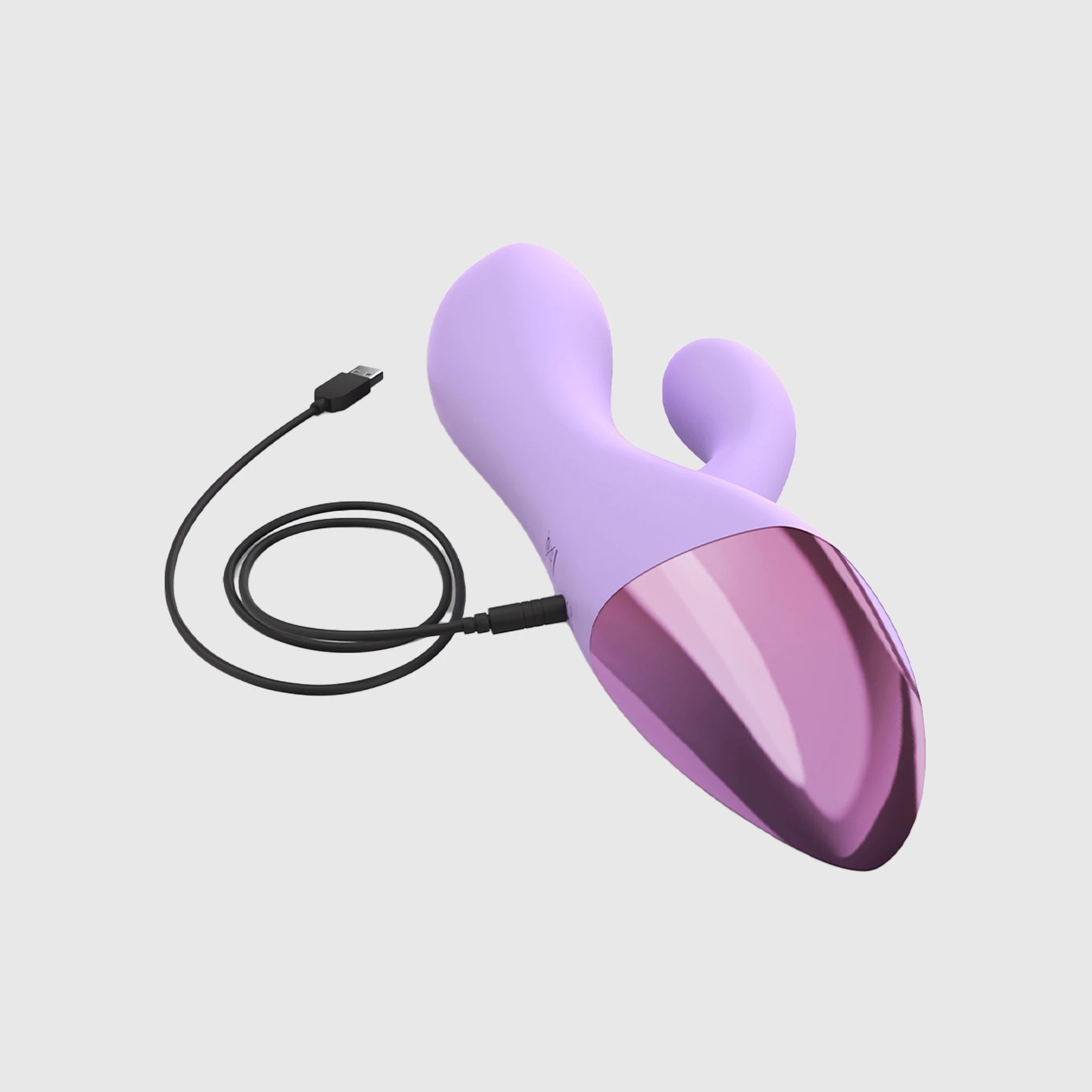 Vibromasseur rabbit flexible double stimulation Funky Bunny en silicone violet avec finition métallisée, branché à son câble de recharge USB.