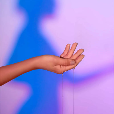 Huile de massage Love Me Tender coulant délicatement sur une main