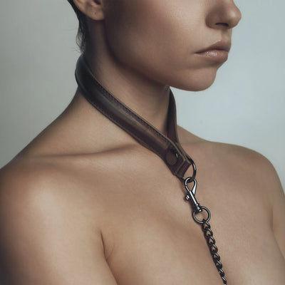 Collier en simili cuir porté autour du cou avec chaîne – kit bondage élégant pour jeux érotiques