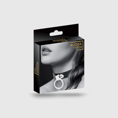 Boîte du collier fétichiste avec anneau d'attache porté par un modèle féminin