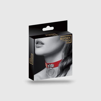 Emballage du collier fétichiste avec anneau d'attache en version rouge