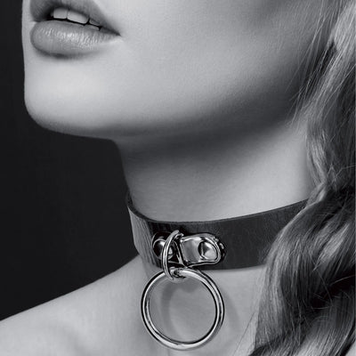 Collier fétichiste noir avec anneau d'attache porté autour du cou