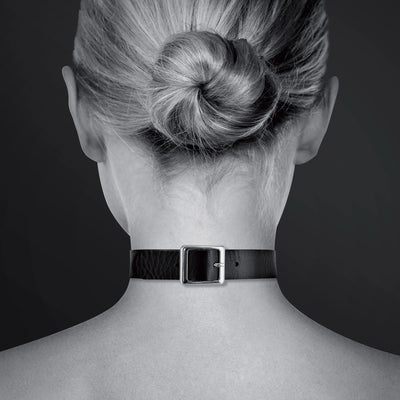 Vue arrière du collier fétichiste avec fermeture à sangle ajustable
