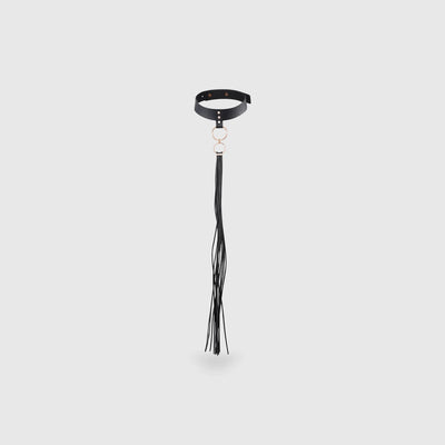 Collier fouet MAZE en simili cuir noir avec franges pour jeux de domination.