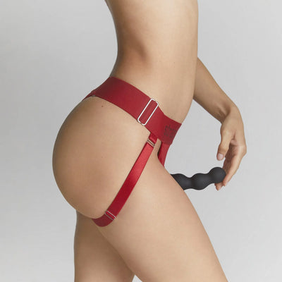 Harnais double pour strap-on en rouge porté – vue de côté