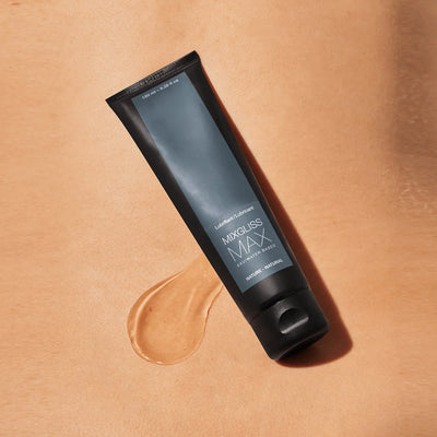 Application du lubrifiant Mixgliss Max sur peau nue, avec texture visible