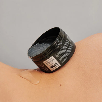 Gel lubrifiant Mixgliss Max Expert versé sur la peau – démonstration de texture épaisse et glissante