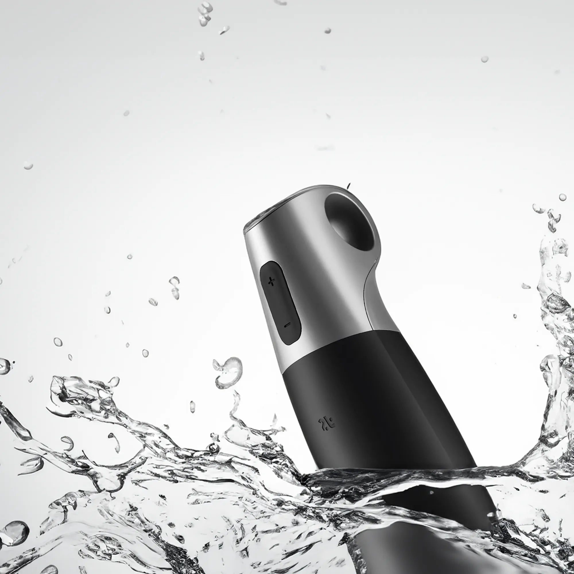 Masturbateur connecté Satisfyer Power Masturbator waterproof en noir et argent, immergé dans l'eau