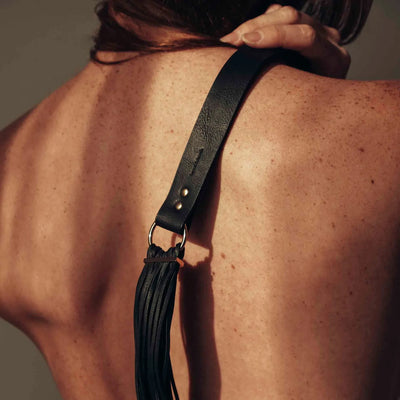 Harnais BDSM MAZE noir porté dans le dos, illustrant un accessoire de domination et de style