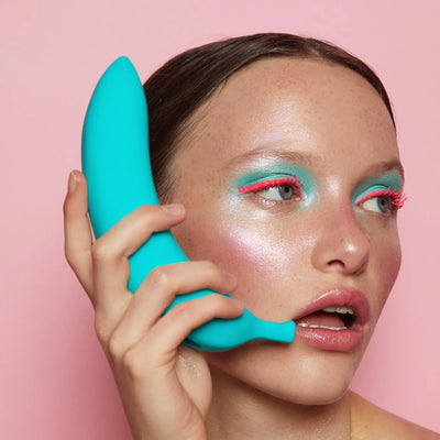 Modèle tenant le vibromasseur OH OUI comme un téléphone, illustrant son design fun et décomplexé