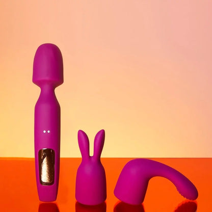 R-Evolution Wand 3 en 1 en silicone violet, capturé dans une ambiance tamisée pour une expérience sensorielle unique.