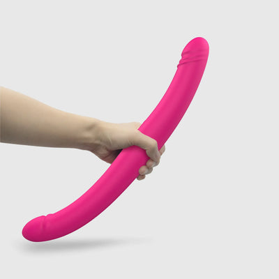 Gode double pénétration Real Double Do tenu à la main