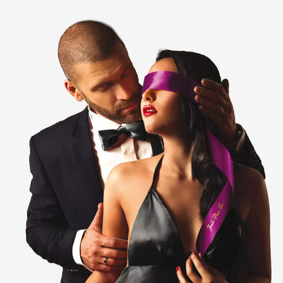 Scène érotique avec bandeau yeux satin – Couple utilisant le bandeau pour un jeu sensoriel