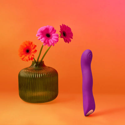 Sextoy SWAP à côté d’un vase fleuri, soulignant son esthétique élégante et colorée