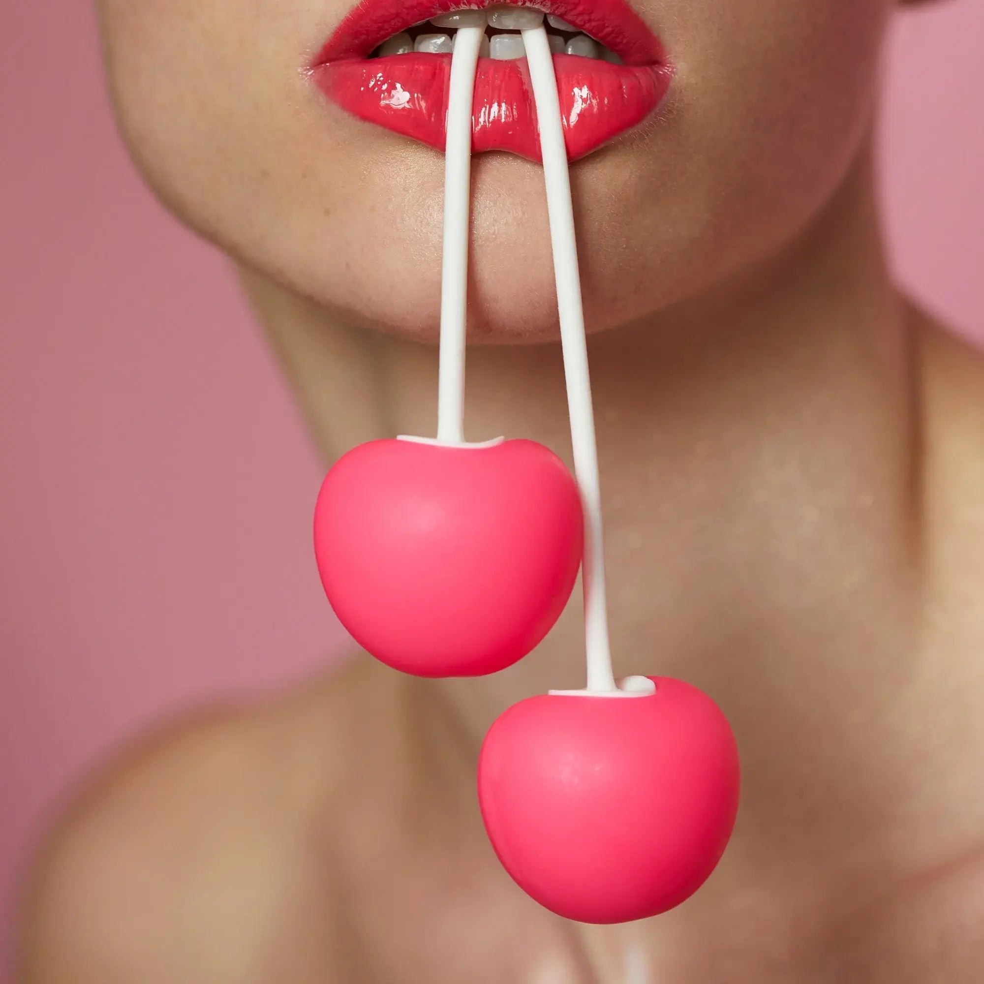 Femme tenant les Boules de Geisha Cherry Love avec ses lèvres pour un renforcement du périnée