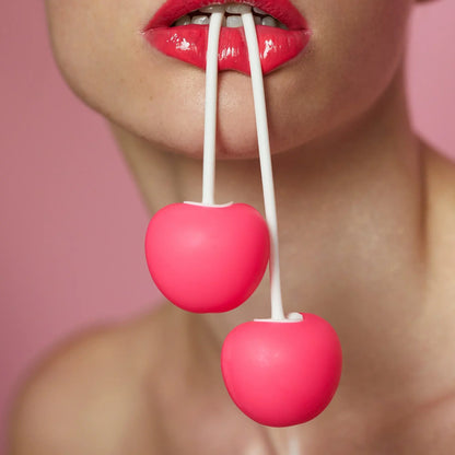 Femme tenant les Boules de Geisha Cherry Love avec ses lèvres pour un renforcement du périnée